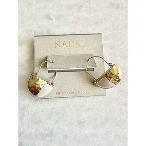 Modern sleek style pearlescent and hammered gold dangle earrings by Nadri ￼